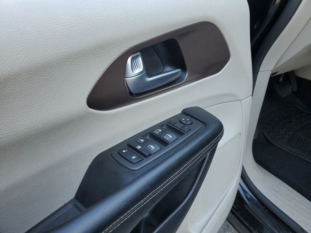 2022 Chrysler Voyager LX