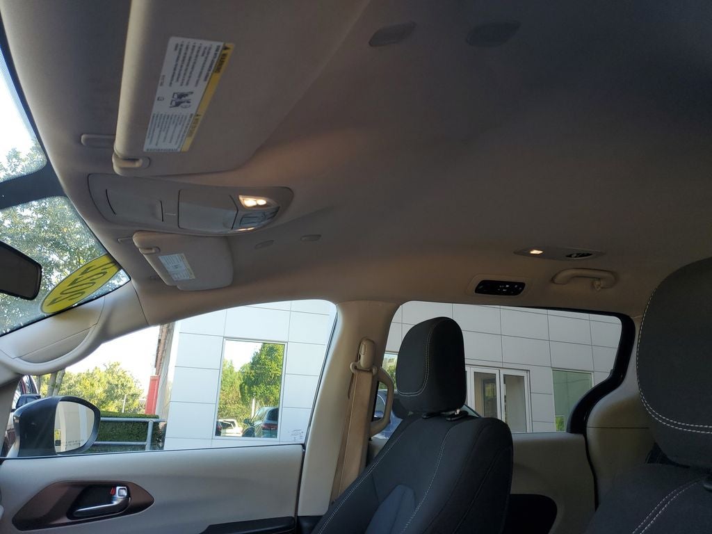 2022 Chrysler Voyager LX
