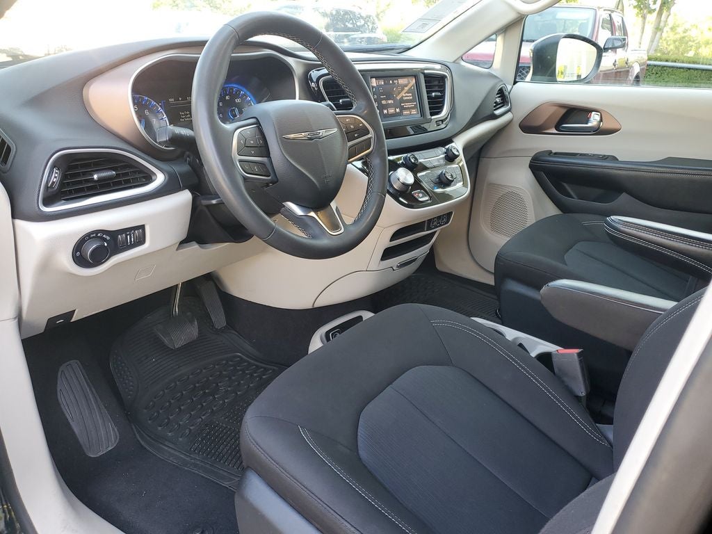 2022 Chrysler Voyager LX