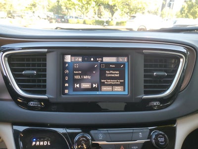 2022 Chrysler Voyager LX