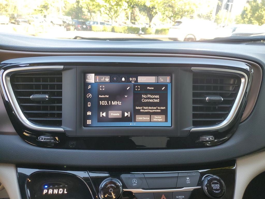 2022 Chrysler Voyager LX