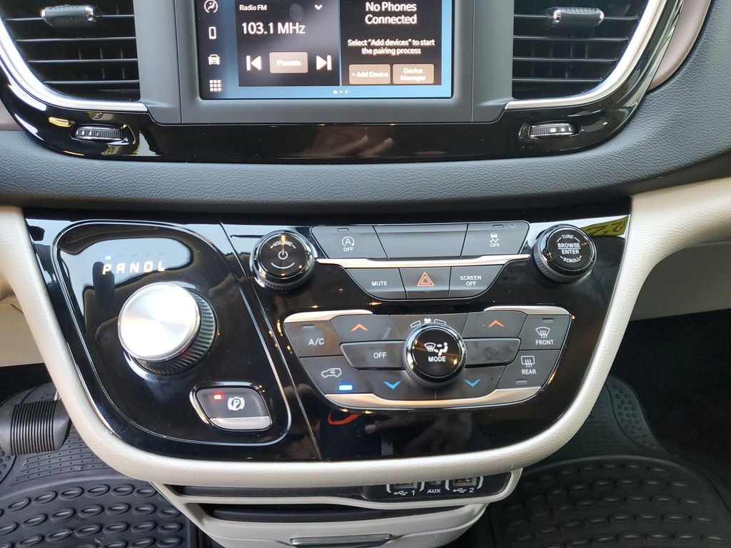 2022 Chrysler Voyager LX