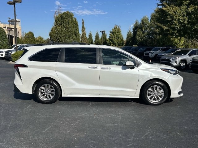 2022 Toyota Sienna XLE 8 Passenger