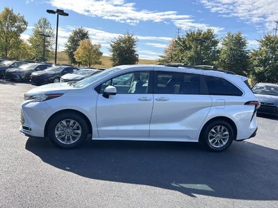 2022 Toyota Sienna XLE 8 Passenger