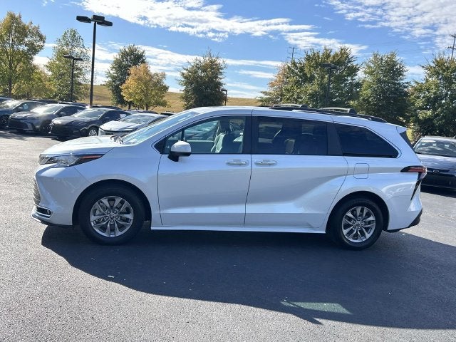2022 Toyota Sienna XLE 8 Passenger