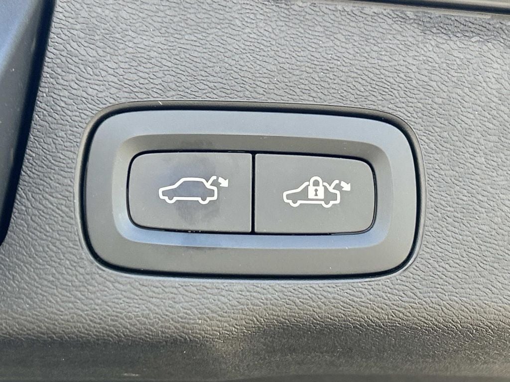 2022 Volvo XC60 R-Design