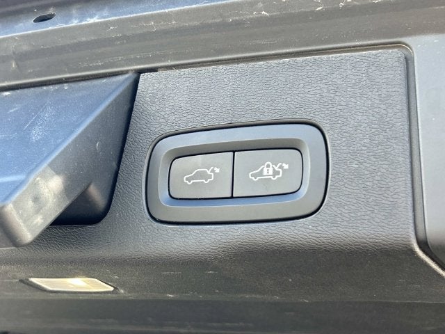 2023 Volvo XC60 B5 Ultimate Bright Theme
