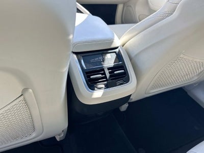 2023 Volvo XC60 B5 Ultimate Bright Theme