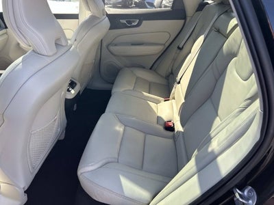 2023 Volvo XC60 B5 Ultimate Bright Theme