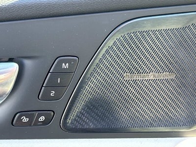 2023 Volvo XC60 B5 Ultimate Bright Theme
