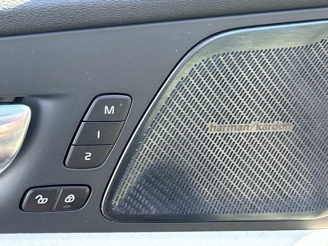 2023 Volvo XC60 B5 Ultimate Bright Theme