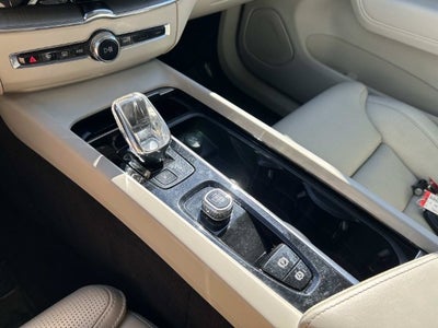 2023 Volvo XC60 B5 Ultimate Bright Theme