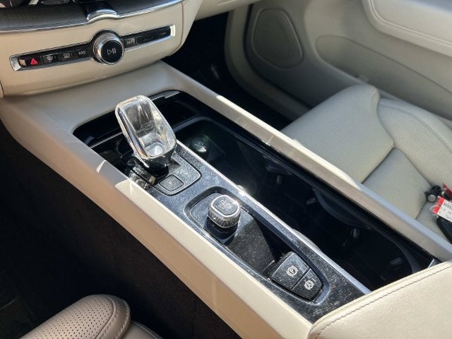 2023 Volvo XC60 B5 Ultimate Bright Theme