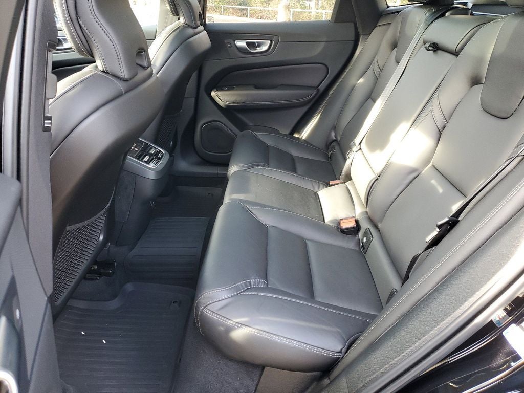 2024 Volvo XC60 B5 Ultimate Dark Theme