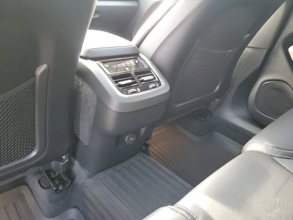 2024 Volvo XC60 B5 Ultimate Dark Theme