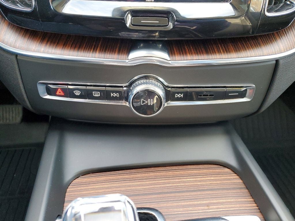 2024 Volvo XC60 B5 Ultimate Dark Theme