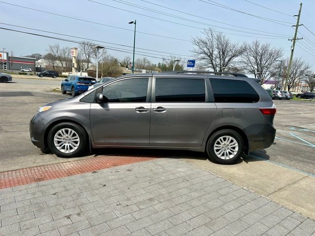 2017 Toyota Sienna XLE Premium 8 Passenger
