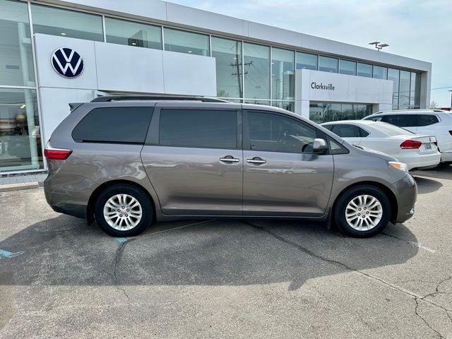 2017 Toyota Sienna XLE Premium 8 Passenger