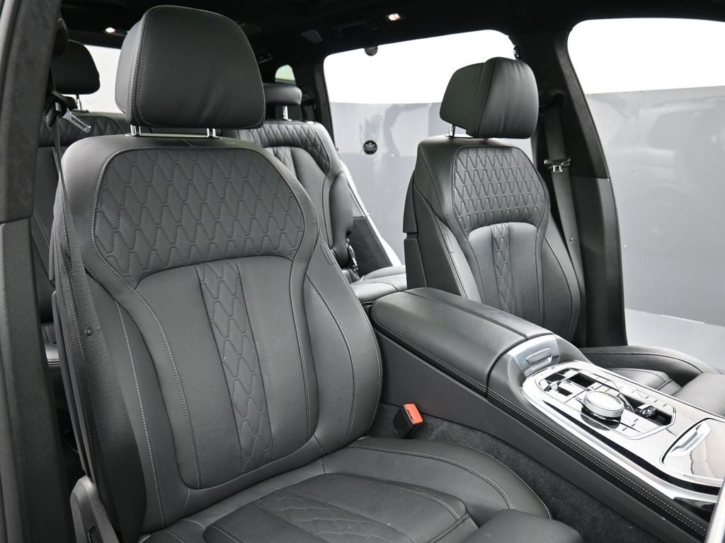 2025 BMW X7 M60i