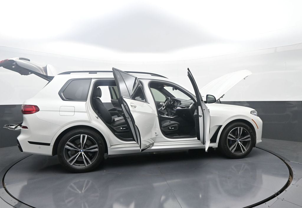 2022 BMW X7 M50i