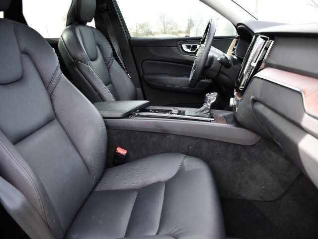 2021 Volvo XC60 T5 Momentum