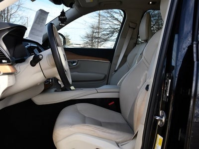 2022 Volvo XC90 T6 Momentum