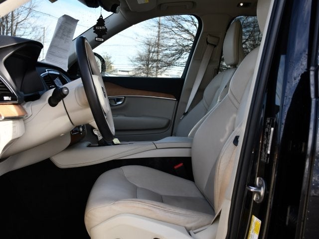 2022 Volvo XC90 T6 Momentum