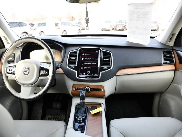 2022 Volvo XC90 T6 Momentum