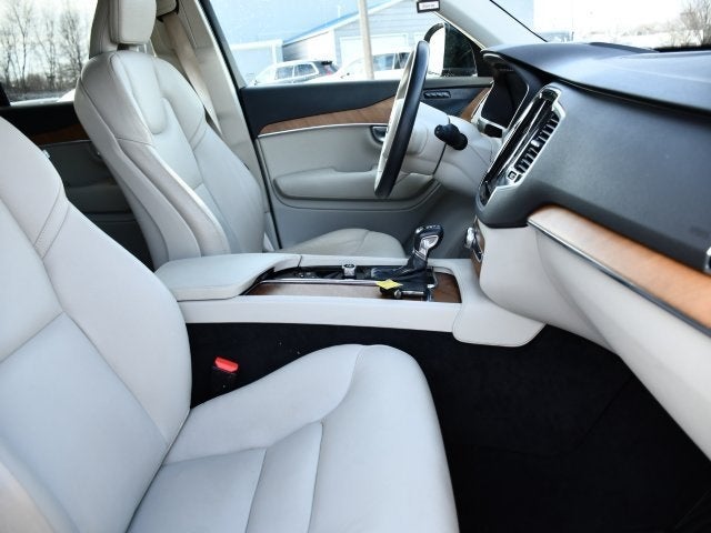 2022 Volvo XC90 T6 Momentum