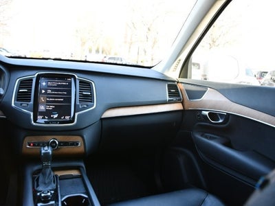 2022 Volvo XC90 T6 Momentum