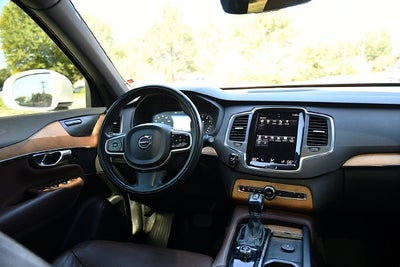 2022 Volvo XC90 T6 Momentum