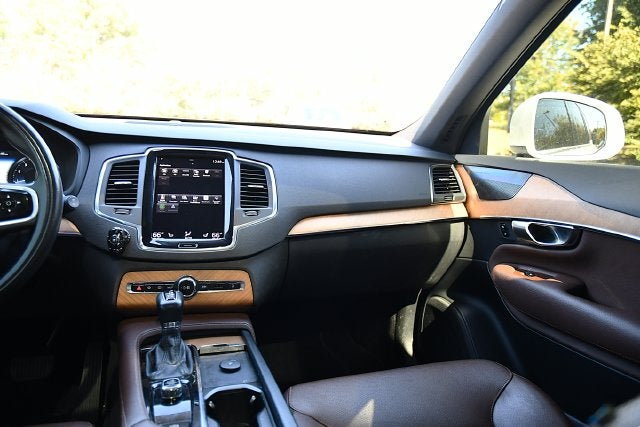 2022 Volvo XC90 T6 Momentum
