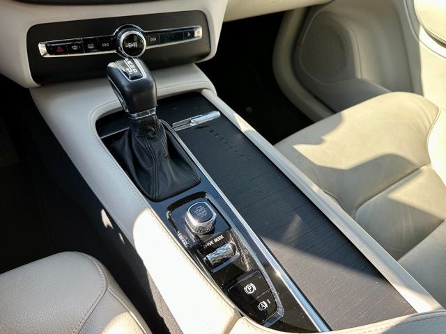 2020 Volvo XC90 T6 Momentum