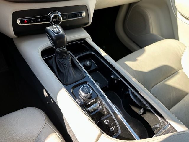 2020 Volvo XC90 T6 Momentum