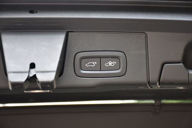 2024 Volvo XC60 Recharge Plug-In Hybrid T8 Plus Dark Theme