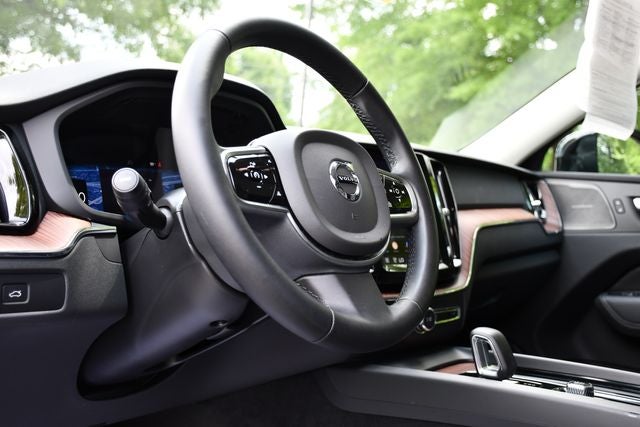 2023 Volvo XC60 B5 Plus Dark Theme
