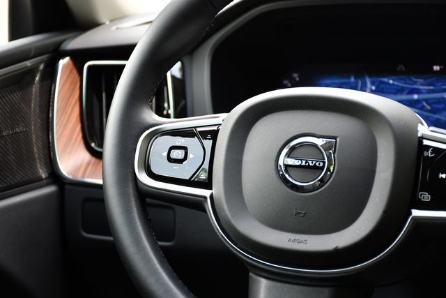 2023 Volvo XC60 B5 Plus Dark Theme
