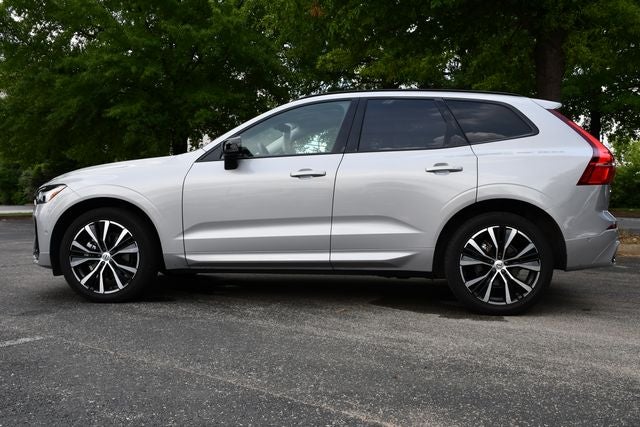 2023 Volvo XC60 B5 Plus Dark Theme