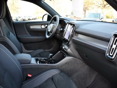 2025 Volvo XC40 B5 Plus Dark Theme