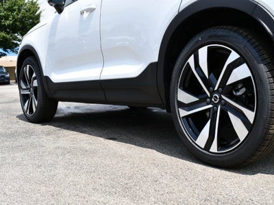 2025 Volvo XC40 B5 Plus Dark Theme