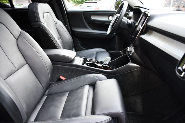 2025 Volvo XC40 B5 Plus Dark Theme