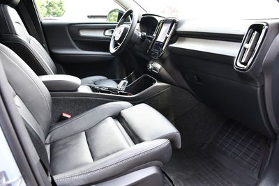2025 Volvo XC40 B5 Plus Dark Theme