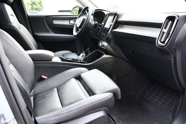 2025 Volvo XC40 B5 Plus Dark Theme