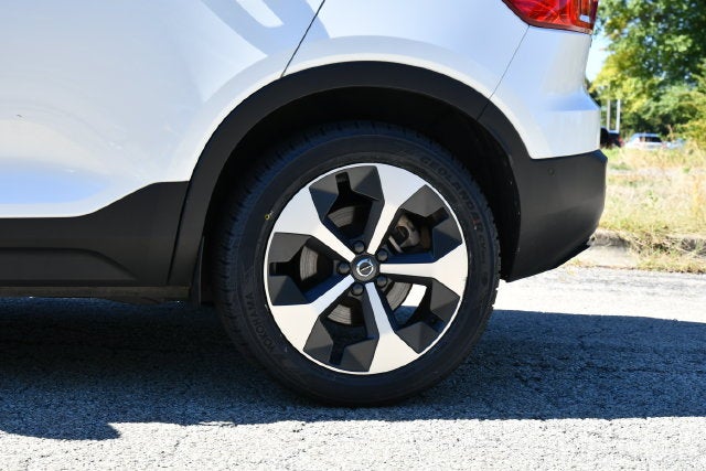 2025 Volvo XC40 B5 Plus Dark Theme