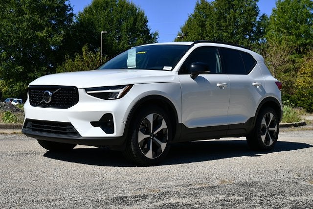 2025 Volvo XC40 B5 Plus Dark Theme