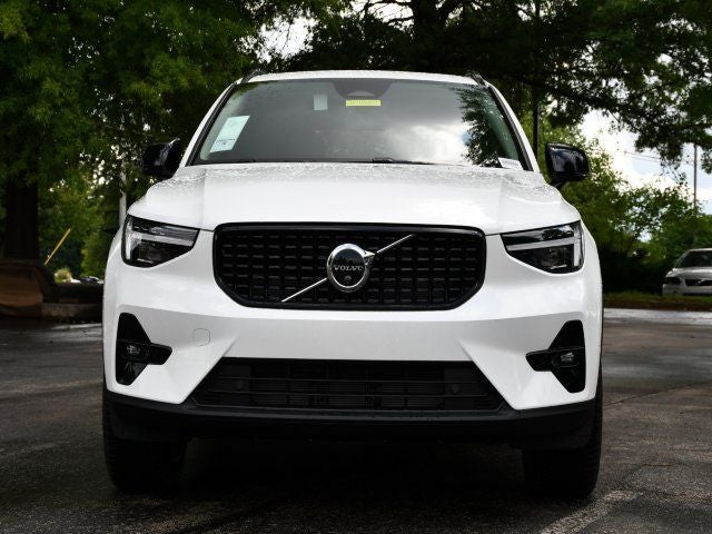 2025 Volvo XC40 B5 Plus Dark Theme