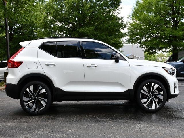 2025 Volvo XC40 B5 Plus Dark Theme