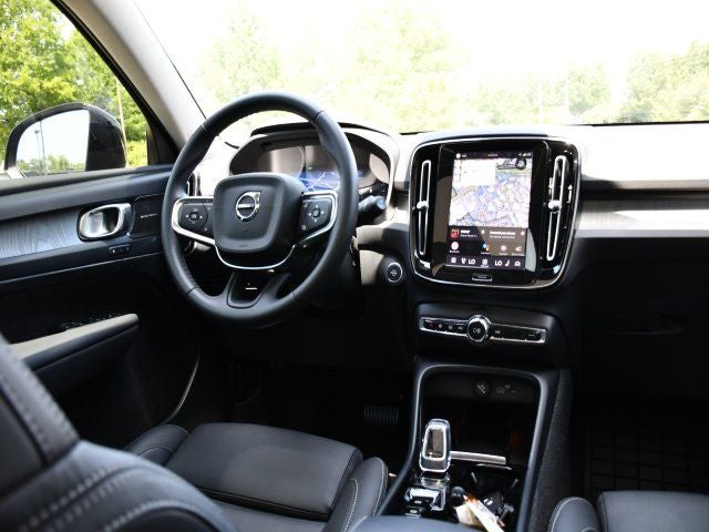 2025 Volvo XC40 B5 Plus Dark Theme