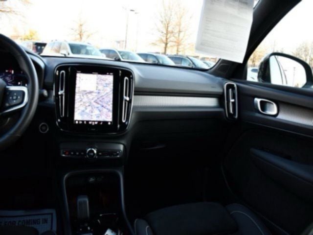 2025 Volvo XC40 B5 Plus Dark Theme