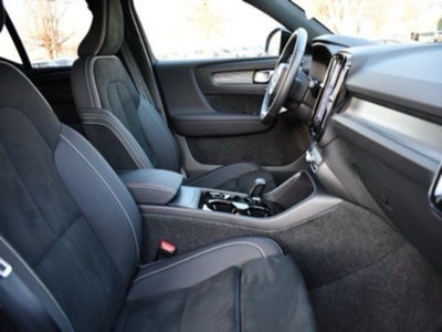 2025 Volvo XC40 B5 Plus Dark Theme